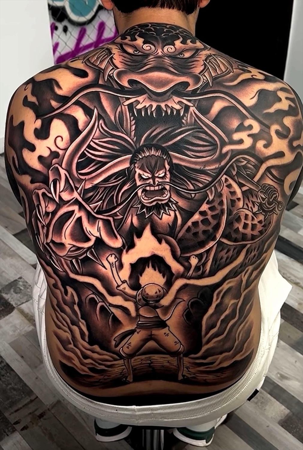 Tatuaje anime en blanco y negro por Adrián en Twin Bros Tattoo