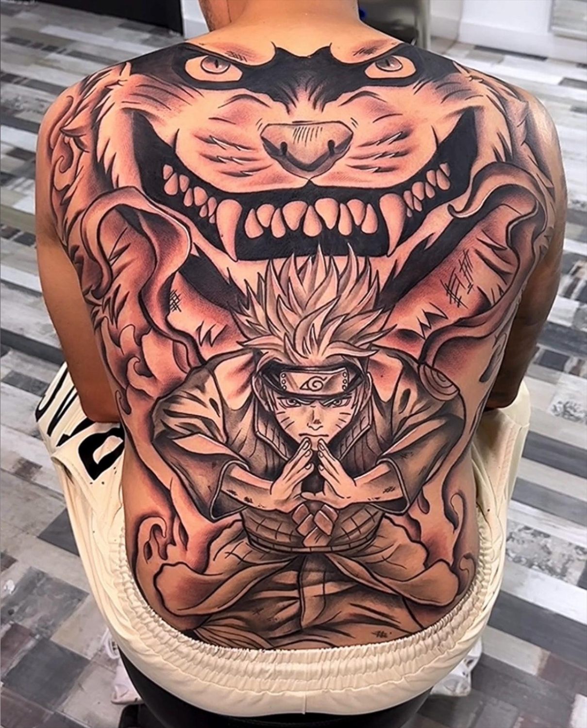 Tatuaje anime en blanco y negro por Adrián en Twin Bros Tattoo