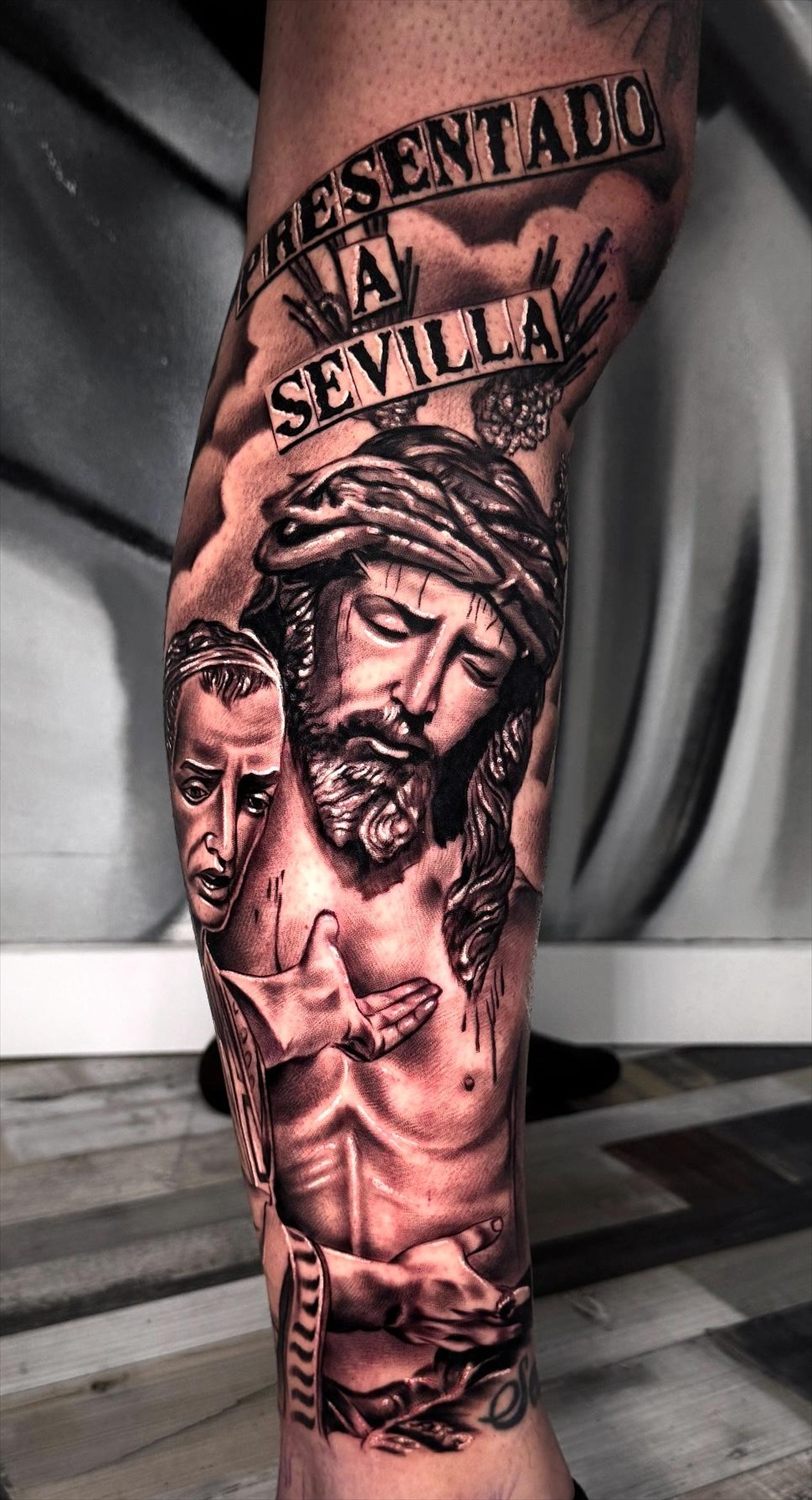 Tatuaje de realismo en blanco y negro por Adrián en Twin Bros Tattoo