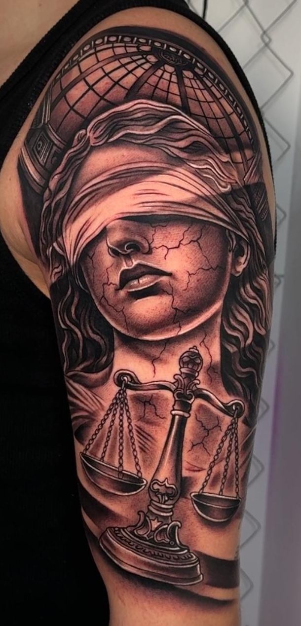 Tatuaje de realismo en blanco y negro por Adrián en Twin Bros Tattoo