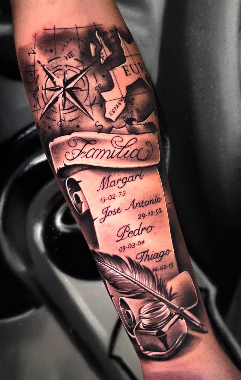 Tatuaje de realismo en blanco y negro por Adrián en Twin Bros Tattoo