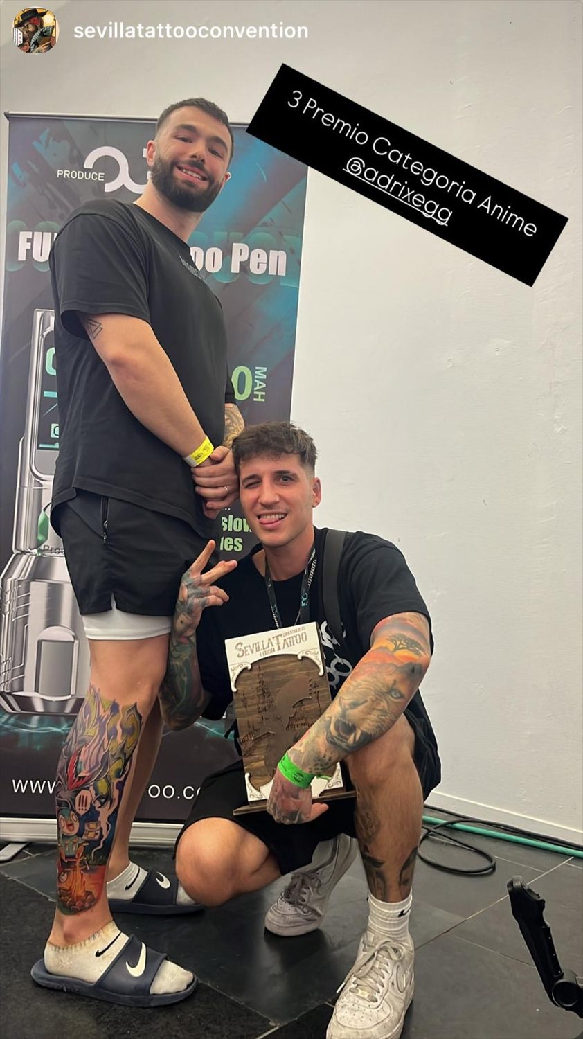 Stand de Twin Bros Tattoo en convención con todos los premios del día