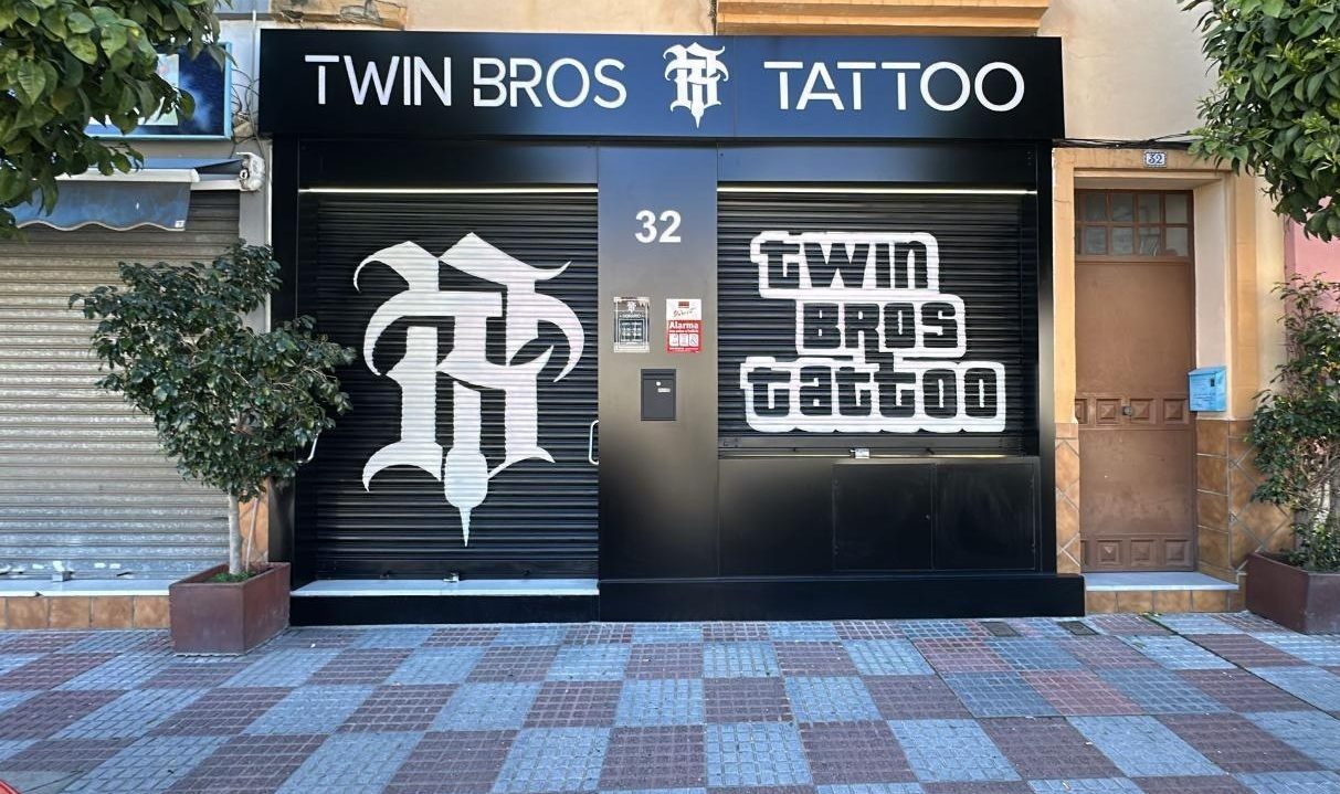 Interior de Twin Bros Tattoo, estudio de tatuajes en Tomares, Sevilla