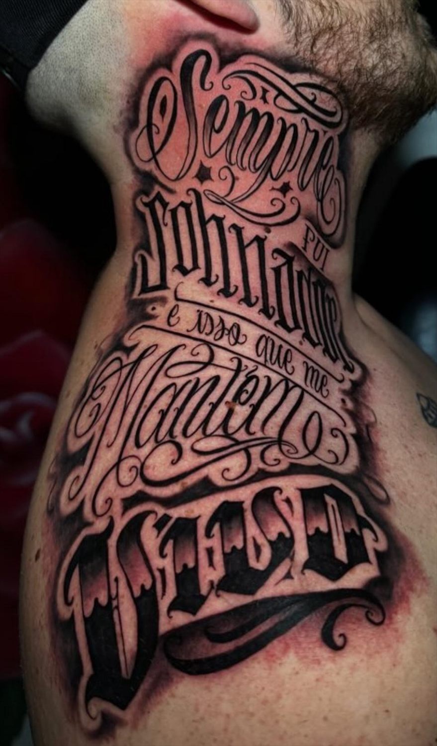 Tatuaje de lettering por Maranhas en Twin Bros Tattoo