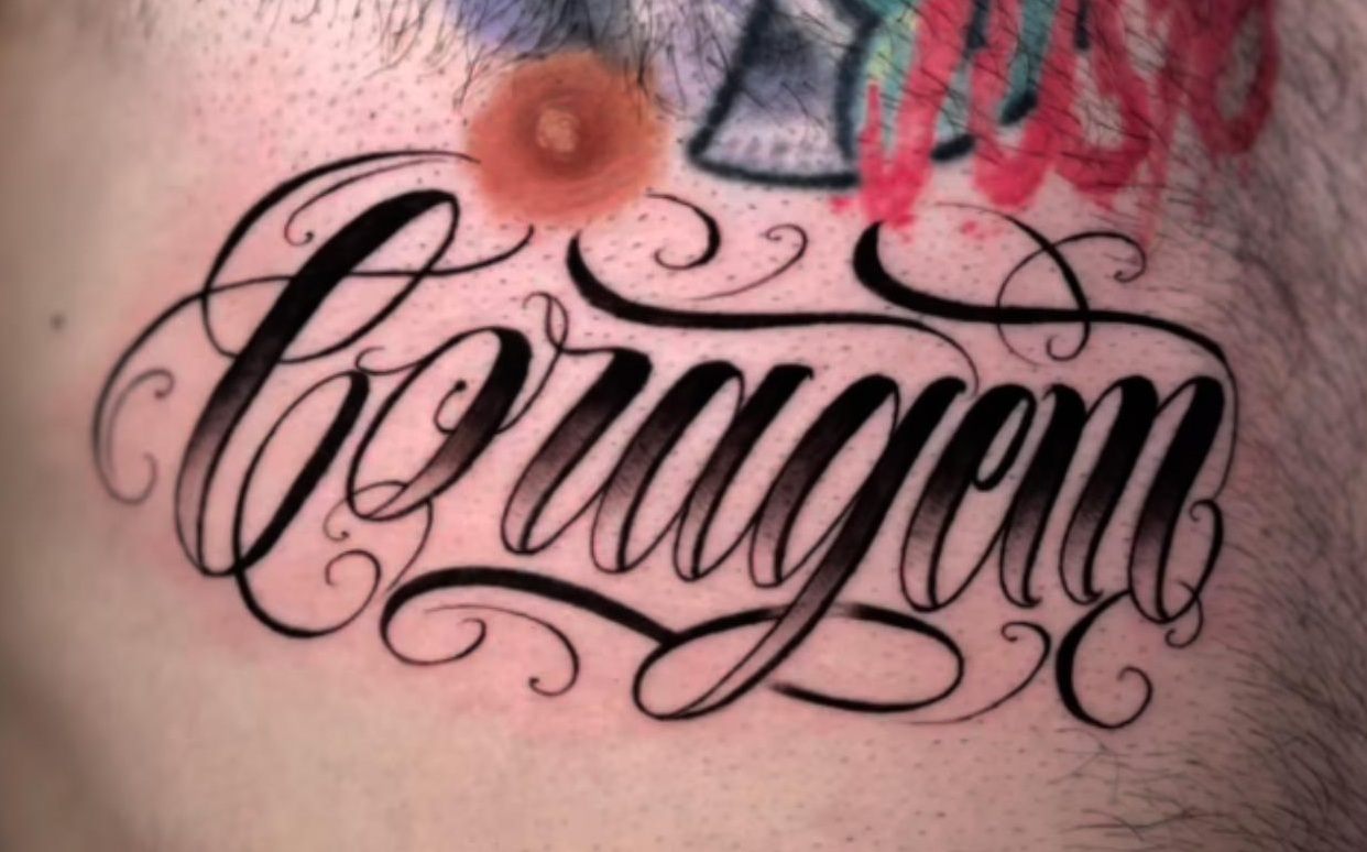 Tatuaje de lettering por Maranhas en Twin Bros Tattoo