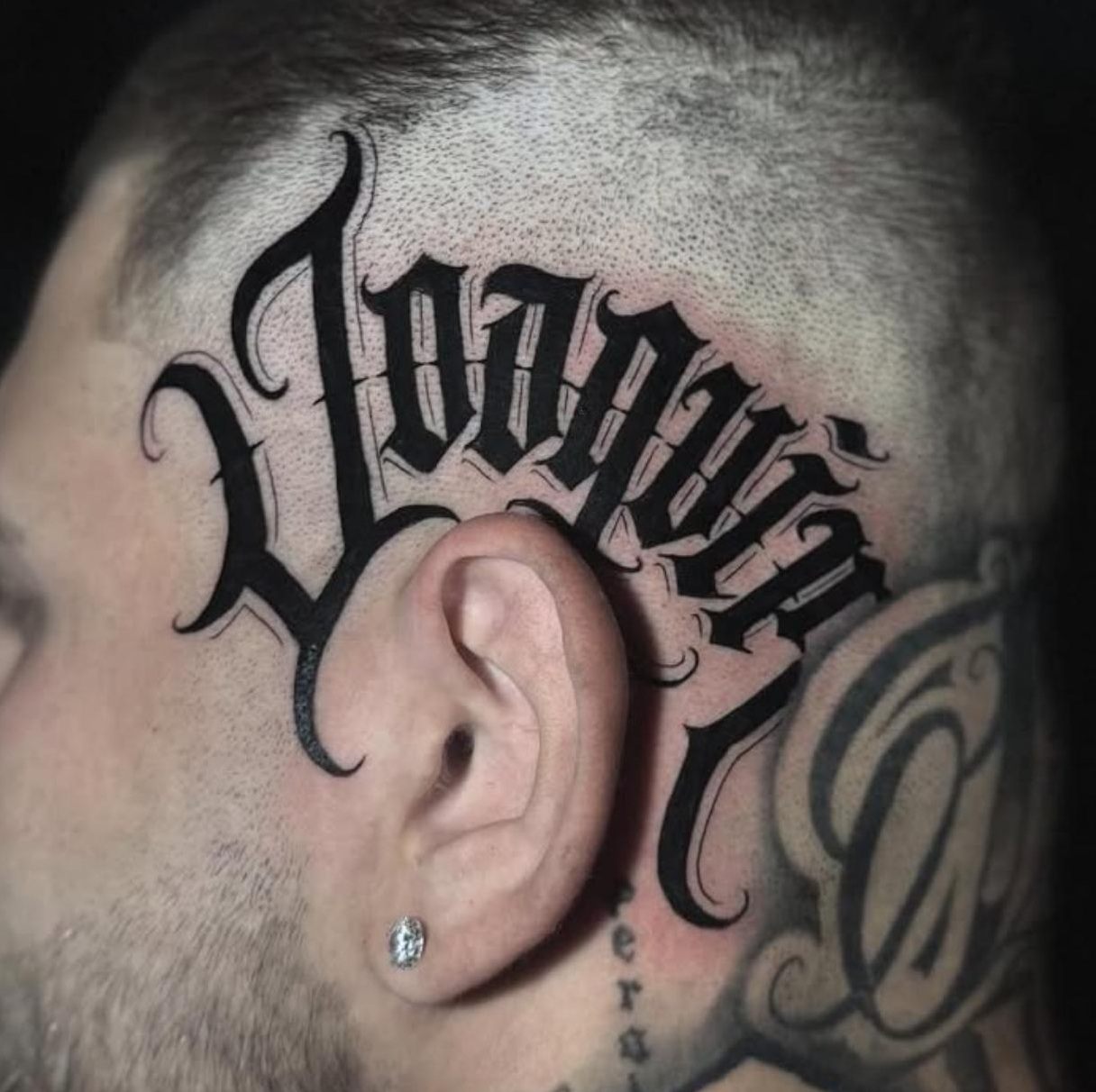 Tatuaje de lettering por Maranhas en Twin Bros Tattoo