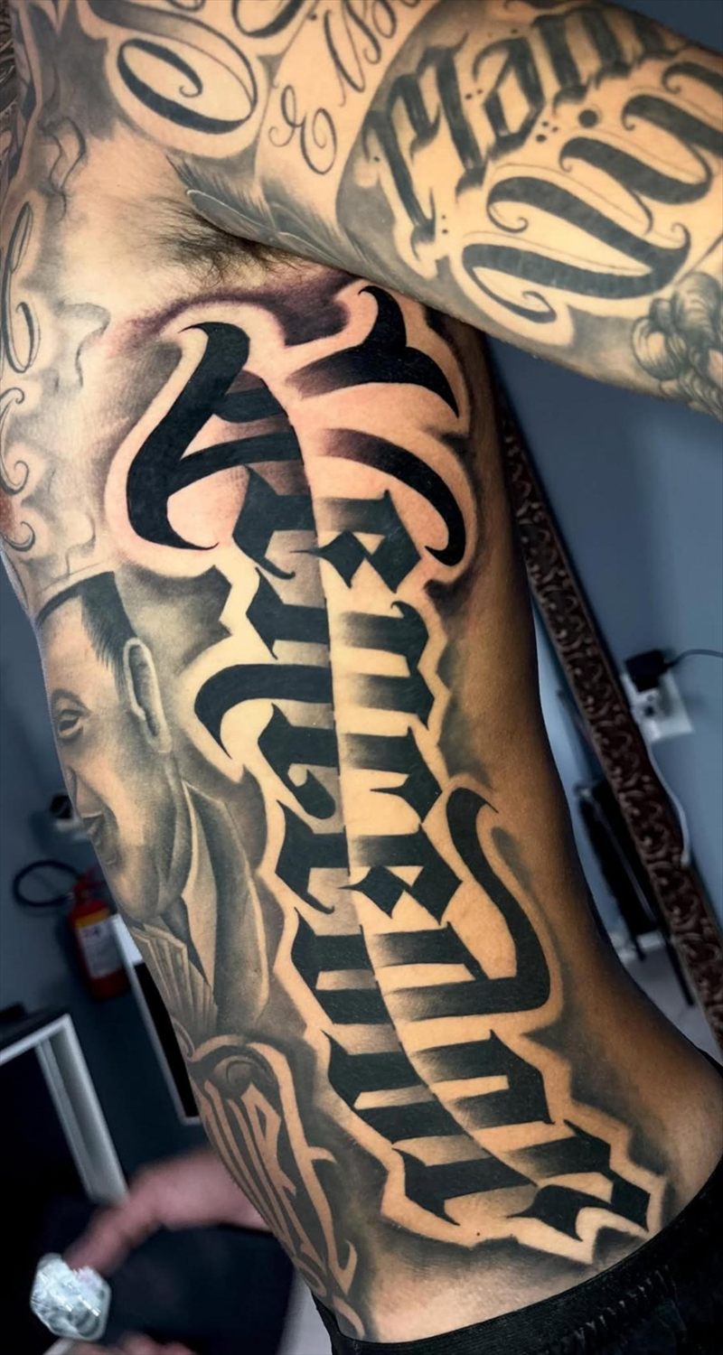 Tatuaje de lettering por Maranhas en Twin Bros Tattoo
