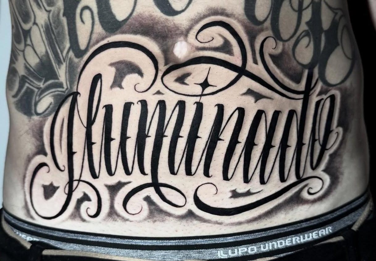 Tatuaje de lettering por Maranhas en Twin Bros Tattoo