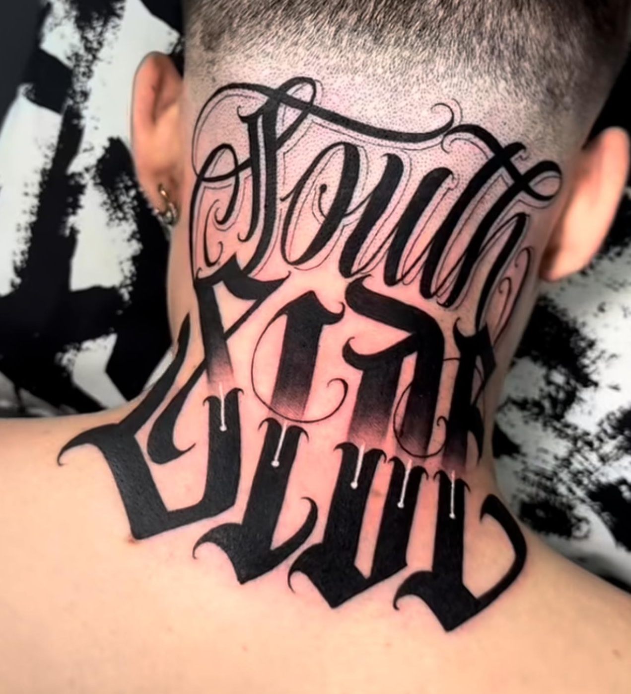 Tatuaje de lettering por Maranhas en Twin Bros Tattoo